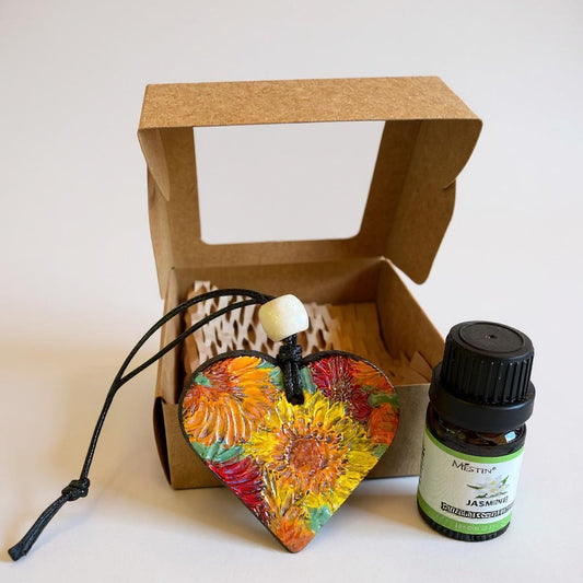 Terracotta Essential oild diffuser Heart-shaped floral pendant.